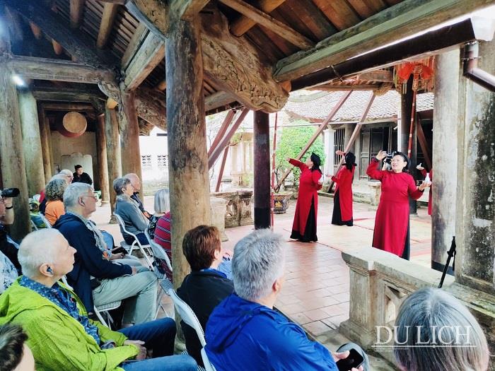 Du khách quốc tế trải nghiệm hát xoan Phú Thọ tại đình cổ Hùng Lô